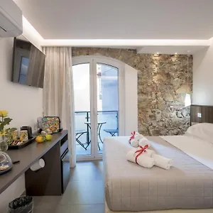 charming-rooms.taorminaitalyhotels.com/